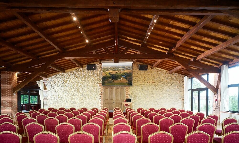 Réunion avec rétroprojecteur dans salle reception