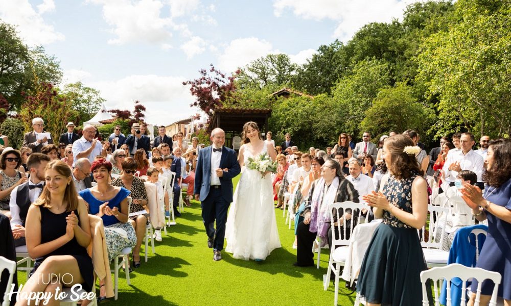 Mariée avec son père défilant