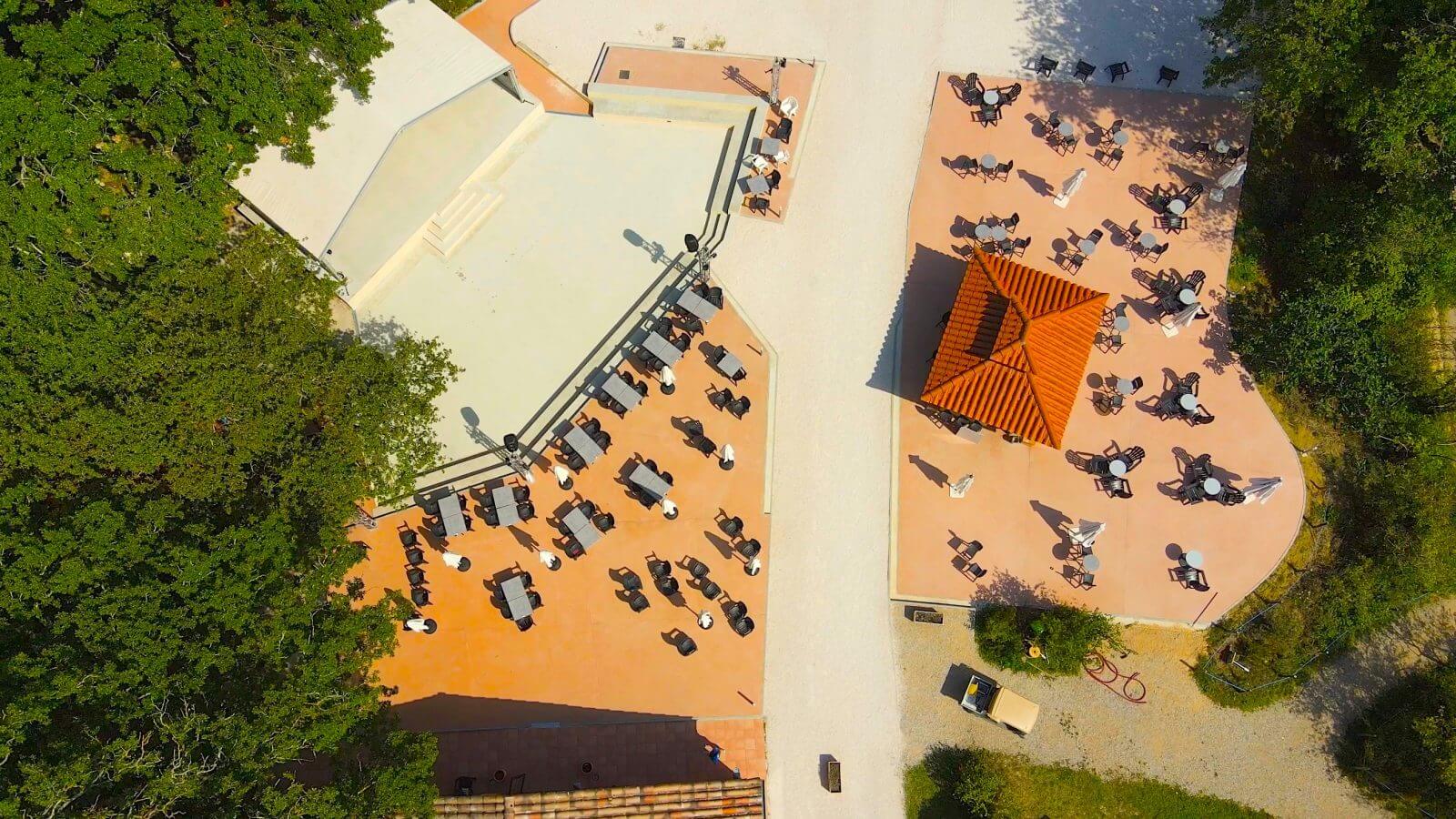 Vue drone de la place du village