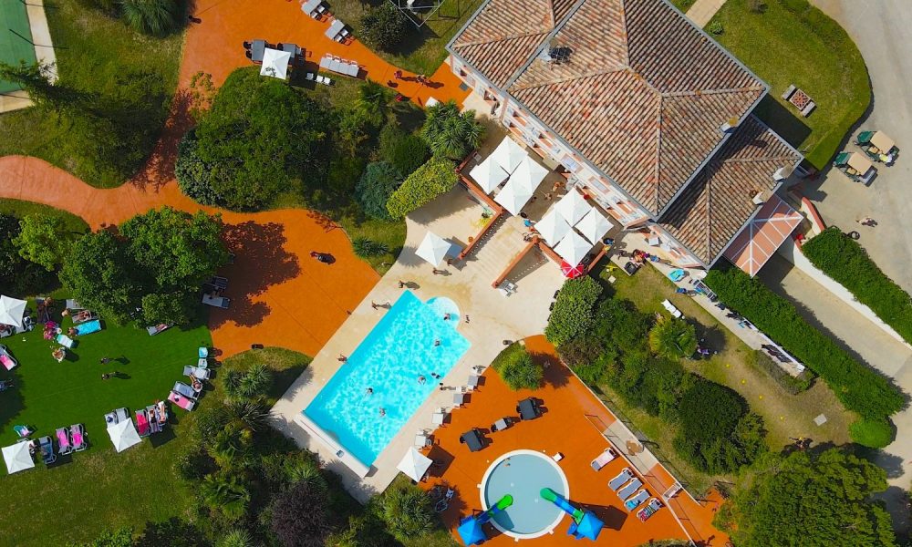 Vue drone piscine devant maison