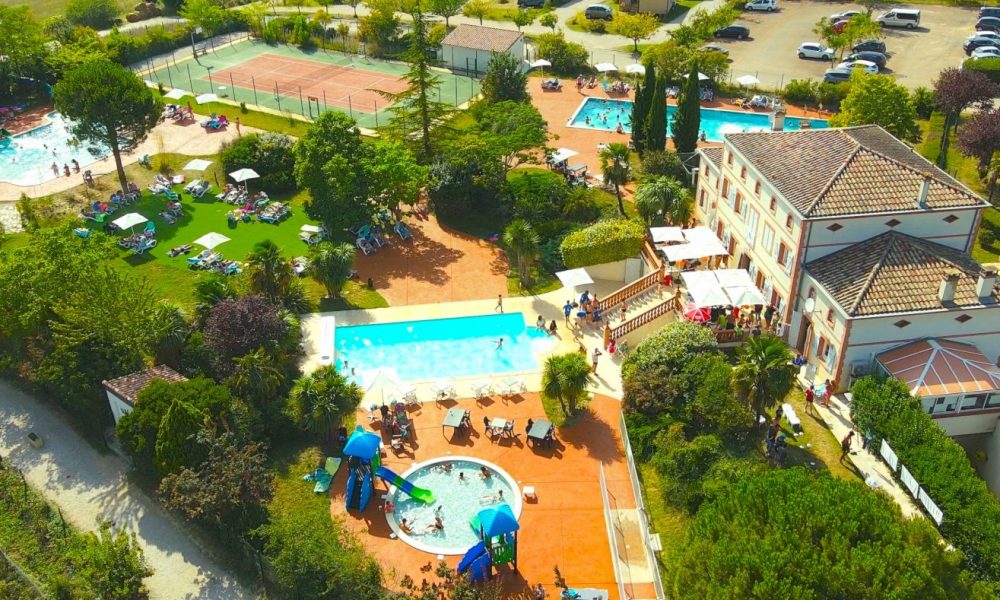 Vue aérienne du parc aquatique et maison