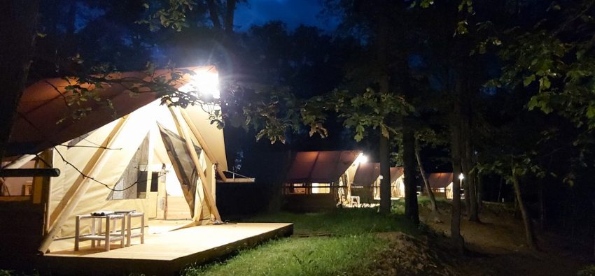 L'allée des tentes lodges la nuit