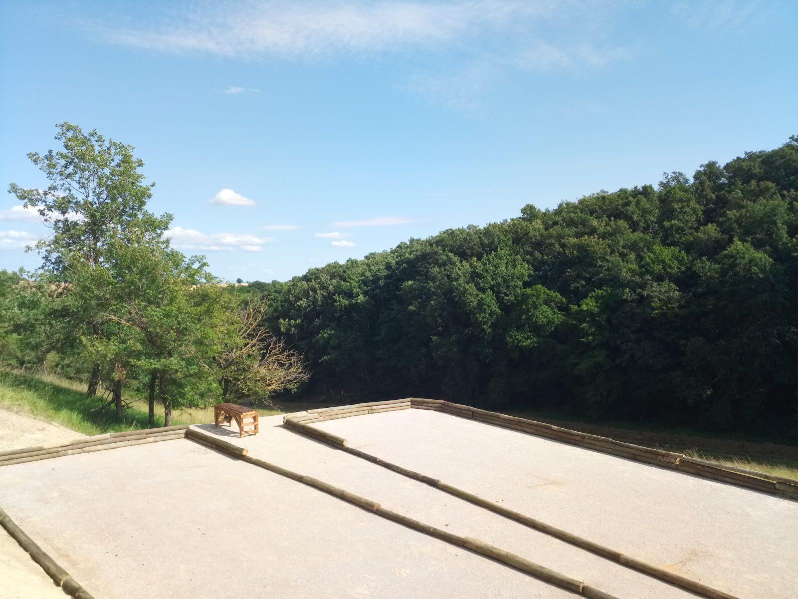 les deux terrains de pétanque