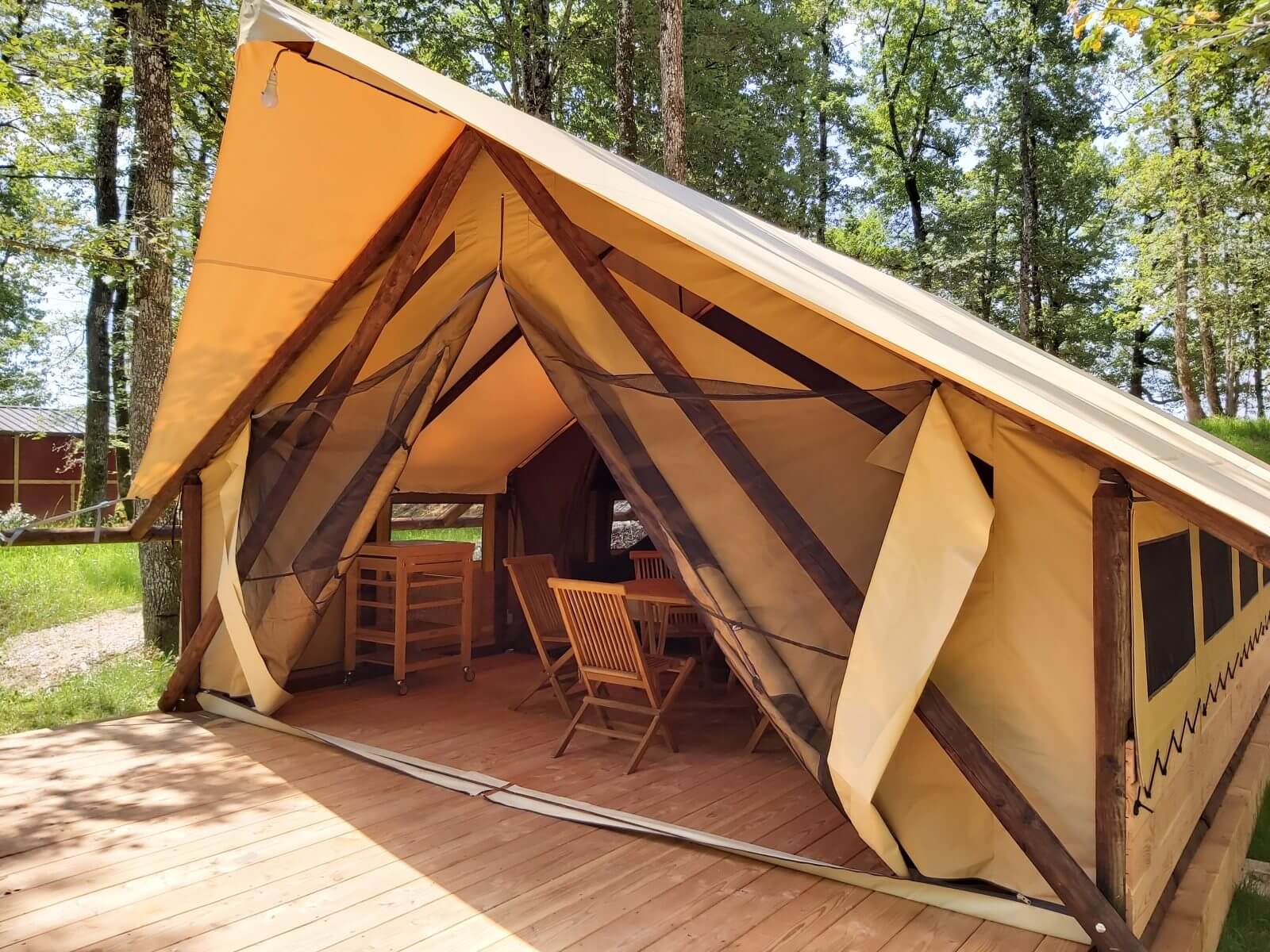 Le mobiel intérieur de la tente lodge