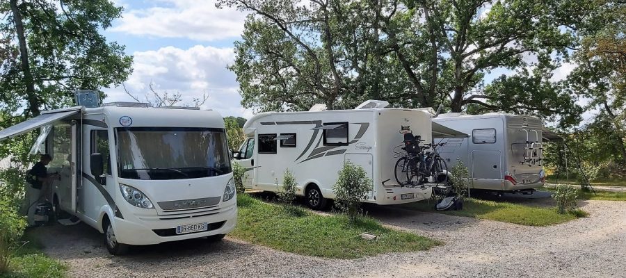 emplacement de camping car spacieux et équipés