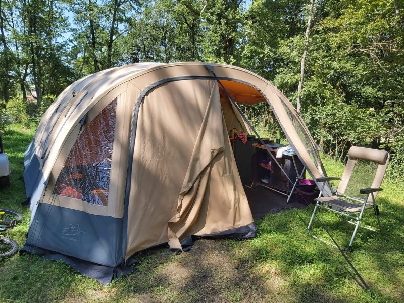 emplacement de tente dans la forêt