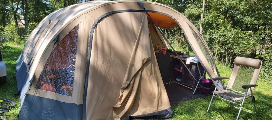 emplacement de tente dans la forêt